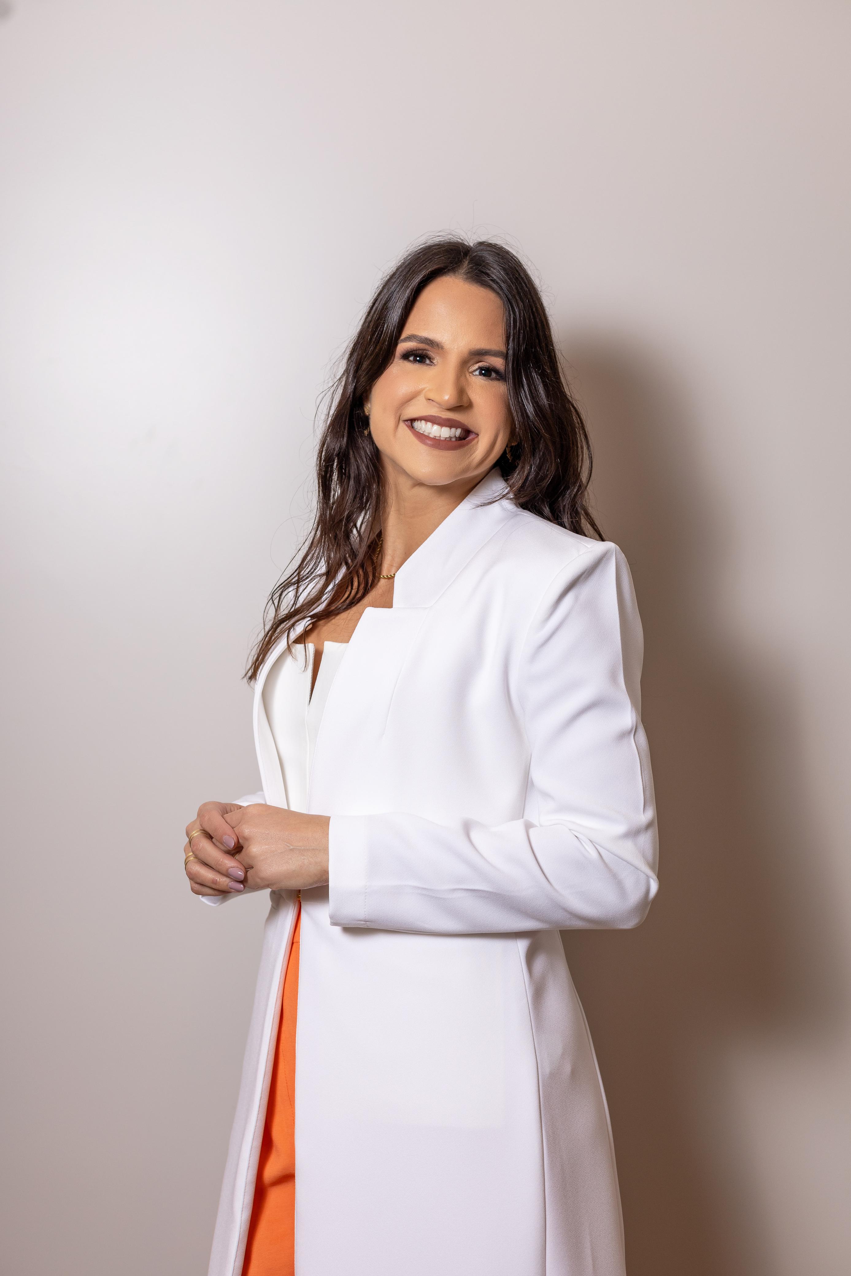 Dra. Elisa Martins, oftalmologista, com jaleco branco